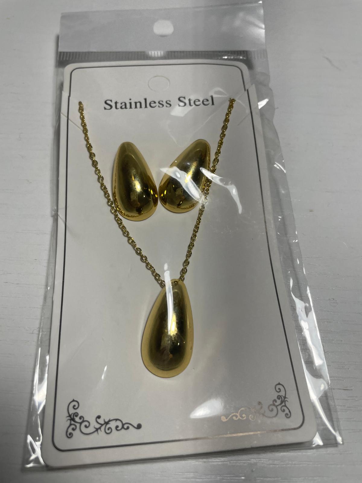 Gold teardrop jewelry set